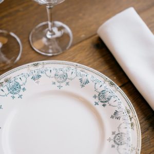 ensemble de vaisselle vintage dépareillée et de différentes couleurs