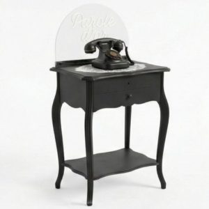 Location Loc'Ambiances de livre d’or audio vintage avec téléphone noir style années 60 posé sur meuble noir pour mariage et événement.