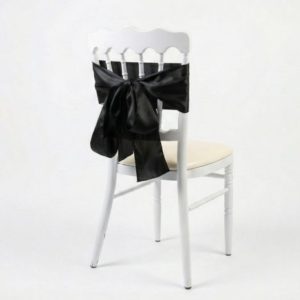 Location ruban de chaise noir en satin noué en grand nœud sur chaise blanche, décoration élégante pour mariage et réception.