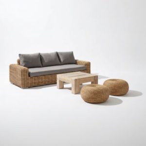 Location ensemble de mobilier Bali avec un canapé et 2 grand poufs tressé avec table basse en bois naturel. Loc'ambiances dijon