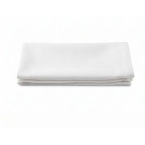 Serviette blanche en coton pliée à plat, disponible en location pour événements chez Loc’Ambiances.